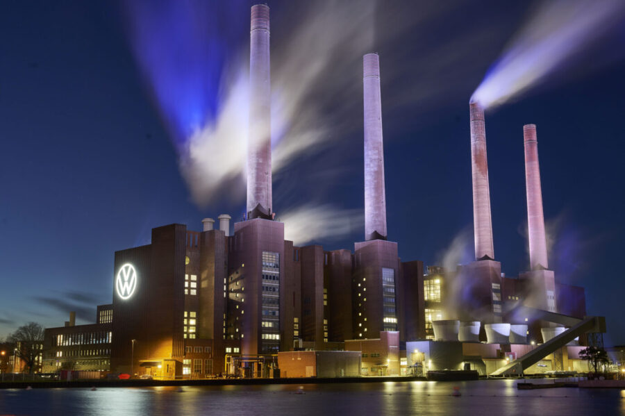 Die Türme des Heizkraftwers des VW-Werks Wolfsburg. Ist eine Fehde mit China der Grund für einen möglichen Produktionsstop?