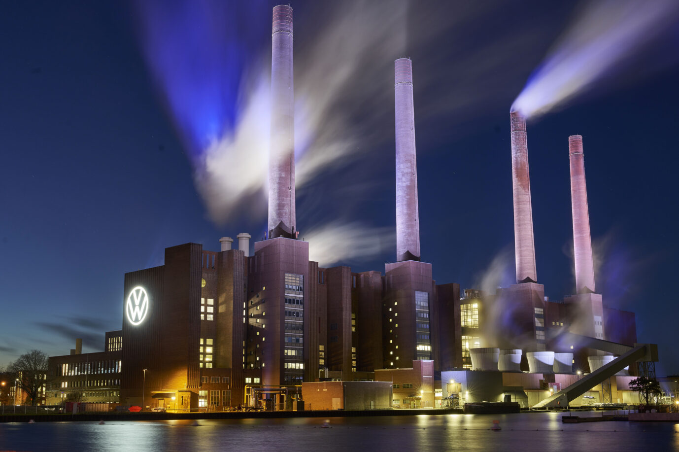 Die Türme des Heizkraftwers des VW-Werks Wolfsburg. Ist eine Fehde mit China der Grund für einen möglichen Produktionsstop?