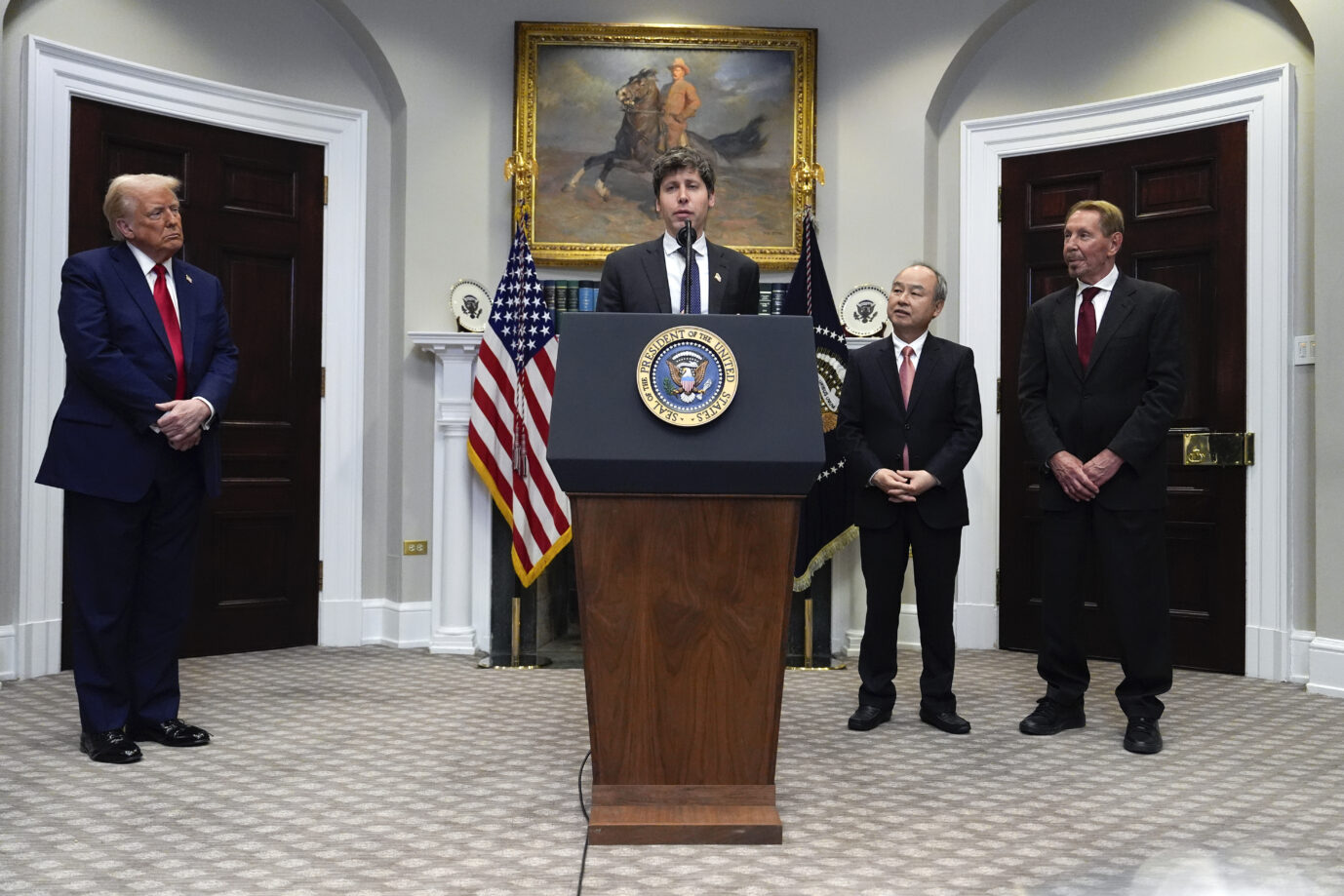 Das Bild zeigt Donald Trump, Masayoshi Son und Larry Ellison. KI-Aktien steigen aktuell rasant.
