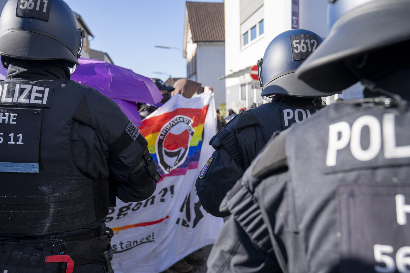 Gegendemonstration gegen Partei AFD - Alternative für Deutschland bei Wahlkampf Veranstaltung für die Bundestagswahl 2025 in Neu-Isenburg, Hessen. Kleine Gruppierung versteckt sich hinter Schirmen und Bannern vor der Polizei. Zeit für Alice Weidel - in Neu-Isenburg - Wahlkampftour Bundestagswahl 2025 - 01.02.2025, Neu-Isenburg, Hugenottenhalle, Hessen