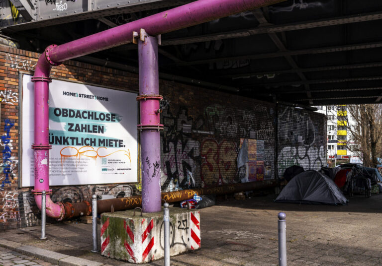 Kanzler Merz spricht von Problemen im Stadtbild – und erntet Empörung. Berlins Bürgermeister Wegner betont die Weltoffenheit der Hauptstadt. Doch von Schöneberg bis Kreuzberg zeichnet sich ein anderes Bild – und das wissen eigentlich beide Christdemokraten. Abfall- und Müllsammelstelle, Obdachlose unter der Jannowitzbrücke, Berlin, Deutschland, Europa