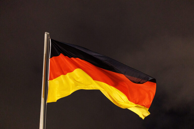 Die Flagge von der Bundesrepublik Deutschland weht am 13.02.2025 vor dem nächtlichen Himmel an einem Fahnenmast in München (Bayern).