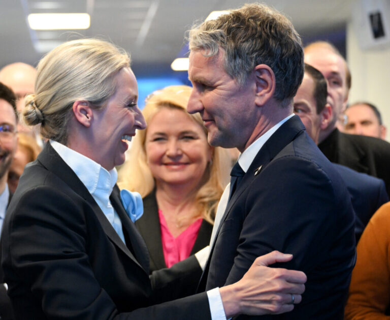 Alice Weidel, Bundesvorsitzende und Kanzlerkandidatin der AfD, und Björn Höcke (AfD) reagieren bei der Wahlparty der AFD in der AfD Bundesgeschäftsstelle. Foto: picture alliance/dpa/dpa-Pool | Sören Stache