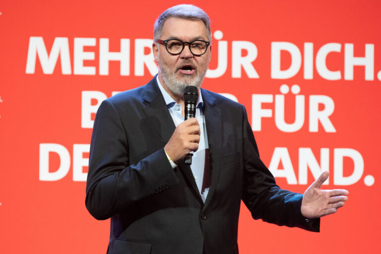 Will an der Brandmauer zur AfD festhalten: Dortmunds Oberbürgermeister Thomas Westphal (SPD). Foto: picture alliance / SvenSimon | Malte Ossowski/SVEN SIMON