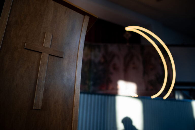 Der Foto soll die Konkurrenz zwischen Christentum und Islam symbolisieren.