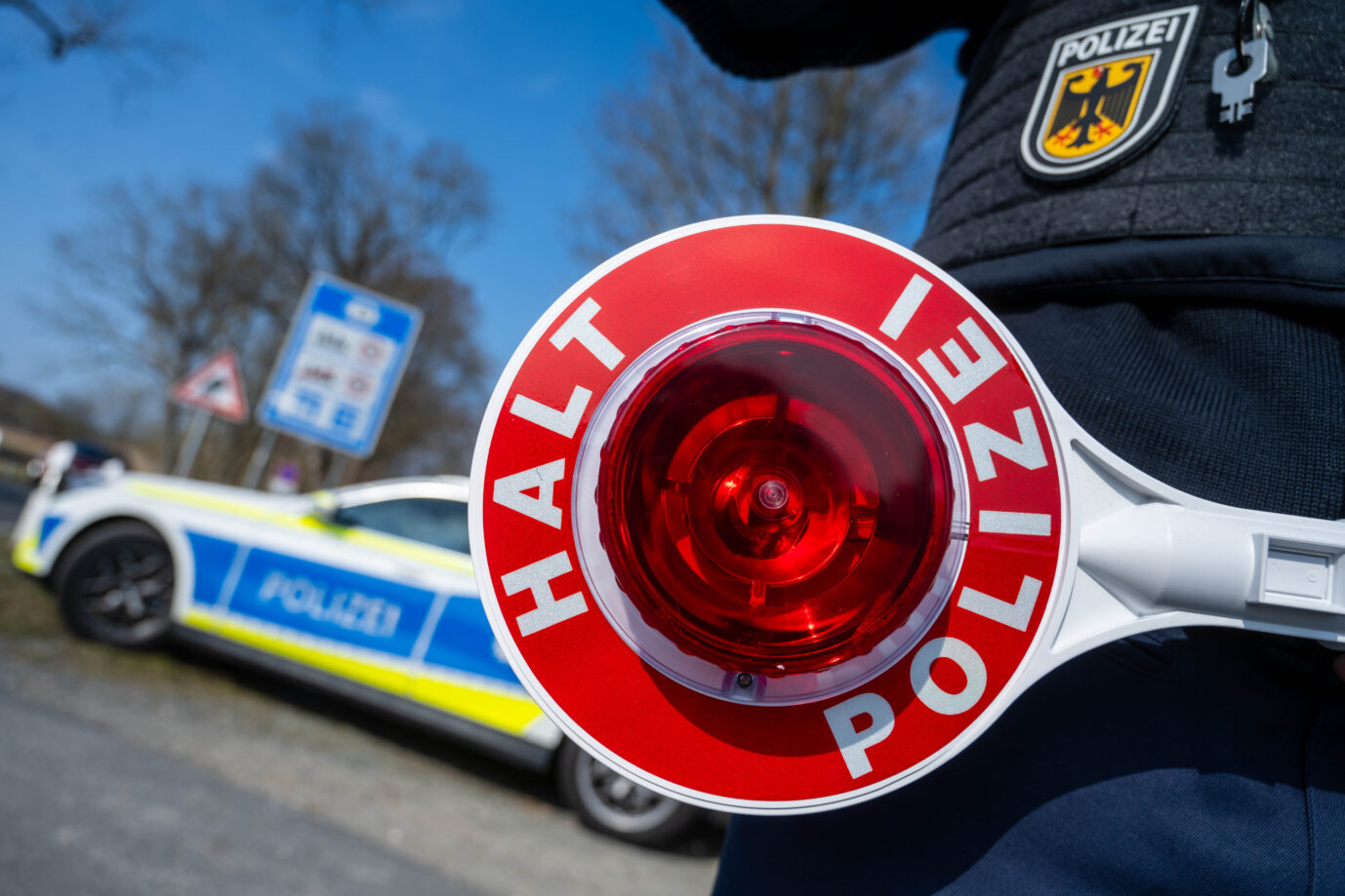 Ein Polizei-Beamter steht im Grenzgebiet der EU-Binnengrenze zu Polen auf der Insel Usedom.