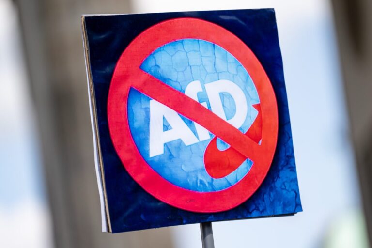 Schild mit durchgestrichenem AfD-Logo, aufgenommen bei einer Kundgebung in Berlin; thematisch zum INSA-Meinungstrend über die Haltung der Deutschen zu einem AfD-Verbotsverfahren. Transparent bei einer Demonstration in Berlin: Die Mehrheit der Deutschen lehnt ein Verbotsverfahren gegen die AfD ab. Foto: picture alliance/dpa | Fabian Sommer