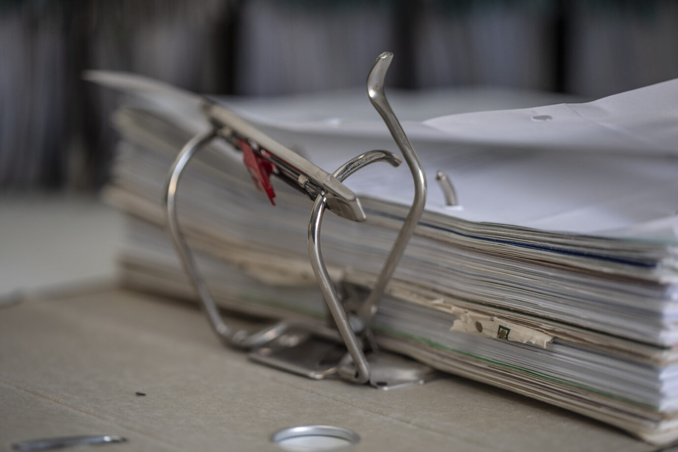 Das Bild zeigt einen riesigen Aktenstapel. Es ist ein Symbolbild für die Bürokratie in der EU.