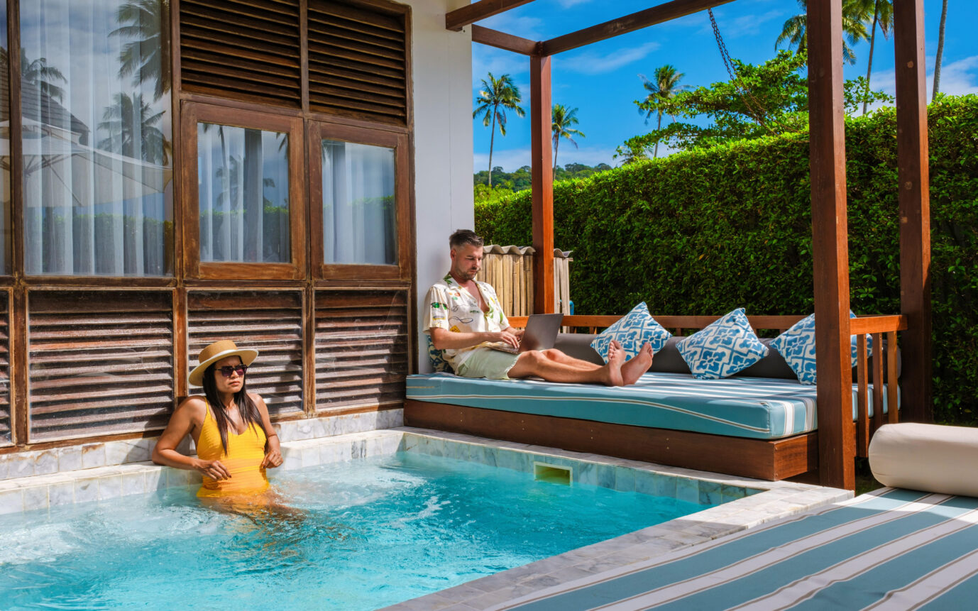 Mit dem Laptop am Pool arbeiten: Für Freiberufler läßt es sich als Auswanderer so in Thailand aushalten.