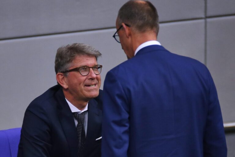 Werbung für das Unternehmen seines Ministers Wolfram Weimer: Bundeskanzler Friedrich Merz (rechts).