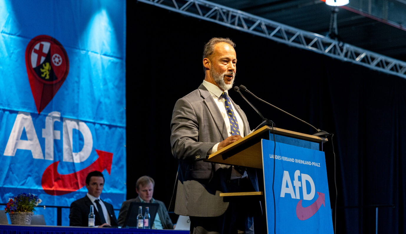 AfD-Spitzenkandidat Jan Bollinger spricht beim Landesparteitag in Idar-Oberstein. Der rheinland-pfälzische AfD-Partei- und Fraktionschef Bollinger führt seine Partei als Spitzenkandidat in die Landtagswahl. Der 48-Jährige bekam beim Landesparteitag in Idar-Oberstein nach AfD-Angaben 71,33 Prozent der Stimmen. Rheinland-Pfalz