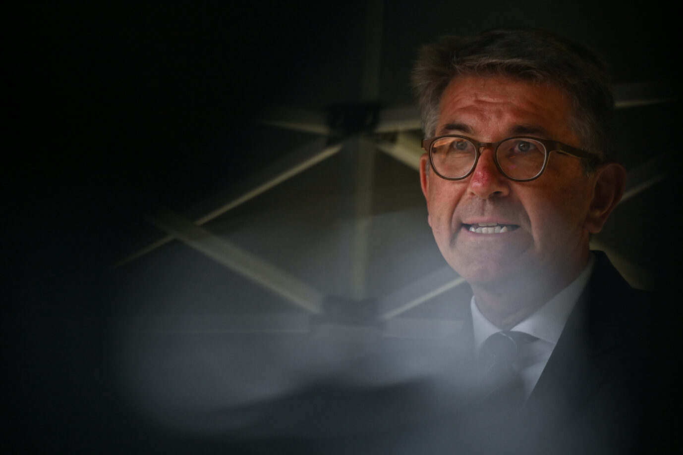 Ein Mann mit Brille und grauen Haaren spricht bei einem öffentlichen Termin, das Gesicht teils im Schatten. Gezeigt ist Kulturstaatsminister Wolfram Weimer während einer Rede in Berlin, dessen Haus nach den Angriffen auf „Apollo News“ lediglich allgemein auf die Bedeutung der Pressefreiheit verwies. Kulturstaatsminister Wolfram Weimer: Aus seinem Haus kam zur Linkspartei-Aktion gegen „Apollo News“ nur eine vage Reaktion. Foto: picture alliance/dpa | Sebastian Gollnow
