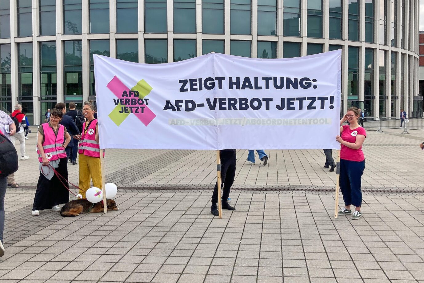 Berlin, Deutschland: CityCube: 42. SPD-Bundesparteitag: Protest für AfD-Verbot.