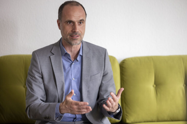 Clemens Hoch (SPD), Minister für Wissenschaft und Gesundheit von Rheinland-Pfalz, beim Interview auf dem "Grünen Sofa" in der Redaktion der Deutschen Presse Agentur dpa in Mainz. Er spricht sich für neue Regelungen für Krankschreibungen aus.