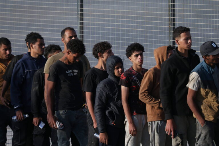 Eine Gruppe von etwa 520 Menschen wurde am frühen Mittwoch in der Nähe von Kreta gerettet und ging im Athener Hafen Lavrio von Bord. Nach Angaben der Küstenwache haben in diesem Jahr 7.300 Asylsuchende Kreta und die nahe gelegene Insel Gavdos erreicht, gegenüber weniger als 5.000 im Vorjahr. Allein seit Juni wurden mehr als 2.500 Ankünfte registriert. Um den Zustrom zu bewältigen, könnte die Regierung die nach der Migrationskrise 2015 auf dem Festland errichteten Lager wieder öffnen. Migranten erreichen Athen: Hunderttausende beantragen trotz Schutzstatus in Griechenland erneut in Deutschland Asyl. Foto: picture alliance / SIPA | VAFIADAKIS ARISTIDIS
