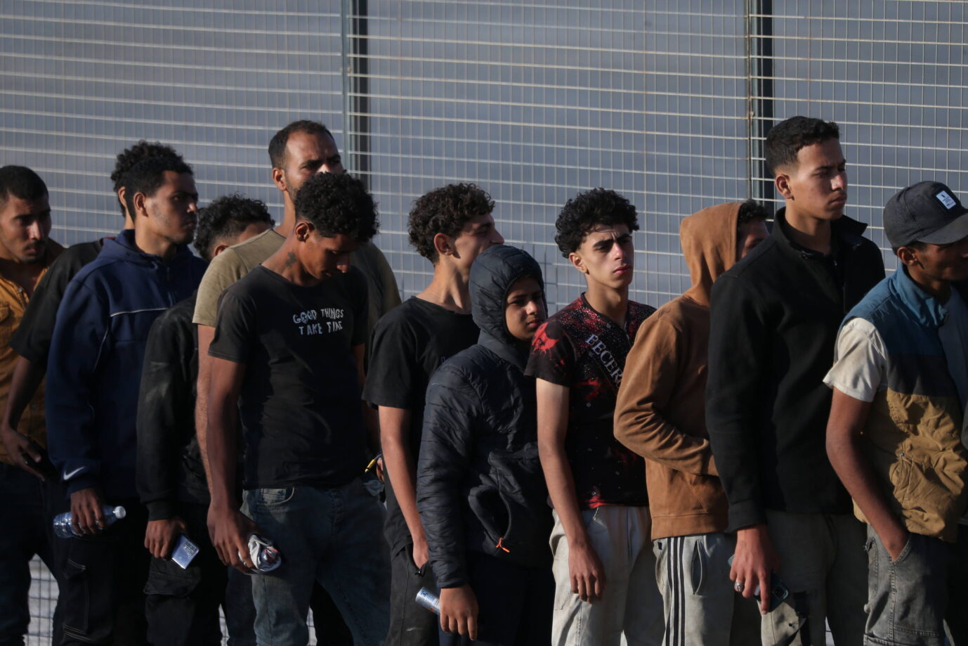 Eine Gruppe von etwa 520 Menschen wurde am frühen Mittwoch in der Nähe von Kreta gerettet und ging im Athener Hafen Lavrio von Bord. Nach Angaben der Küstenwache haben in diesem Jahr 7.300 Asylsuchende Kreta und die nahe gelegene Insel Gavdos erreicht, gegenüber weniger als 5.000 im Vorjahr. Allein seit Juni wurden mehr als 2.500 Ankünfte registriert. Um den Zustrom zu bewältigen, könnte die Regierung die nach der Migrationskrise 2015 auf dem Festland errichteten Lager wieder öffnen. Migranten erreichen Athen: Hunderttausende beantragen trotz Schutzstatus in Griechenland erneut in Deutschland Asyl. Foto: picture alliance / SIPA | VAFIADAKIS ARISTIDIS