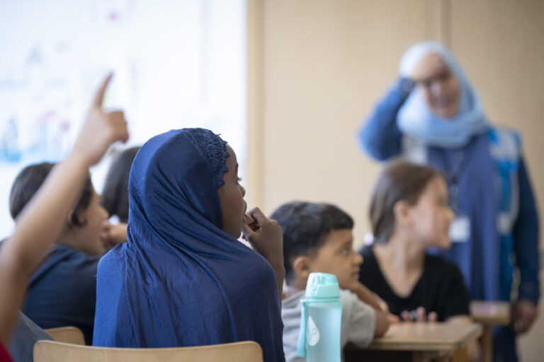 Schulen in der Krise: Deutsch-Unterricht für Kinder in der Erstaufnahmeeinrichtung in Gießen.