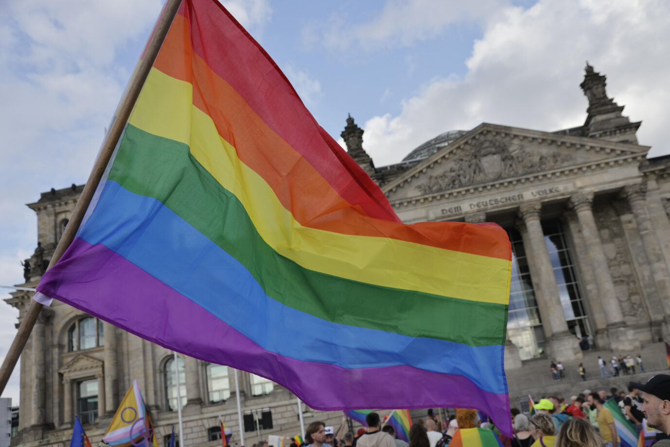Regenbogen. Dem bunten Treiben an öffentlichen Gebäuden droht das Aus. Foto: picture alliance / Metodi Popow | M. Popow