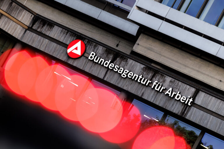Gebäude der Bundesagentur für Arbeit mit rotem Logo. Thema des Artikels ist die geringe Vermittlungsbilanz bei der Anwerbung ausländischer Fachkräfte. Sitz der Bundesagentur für Arbeit in Nürnberg: 2024 flossen mehr als vier Millionen Euro in Programme zur Anwerbung ausländischer Fachkräfte. Foto: picture alliance / dpa | Matthias Balk