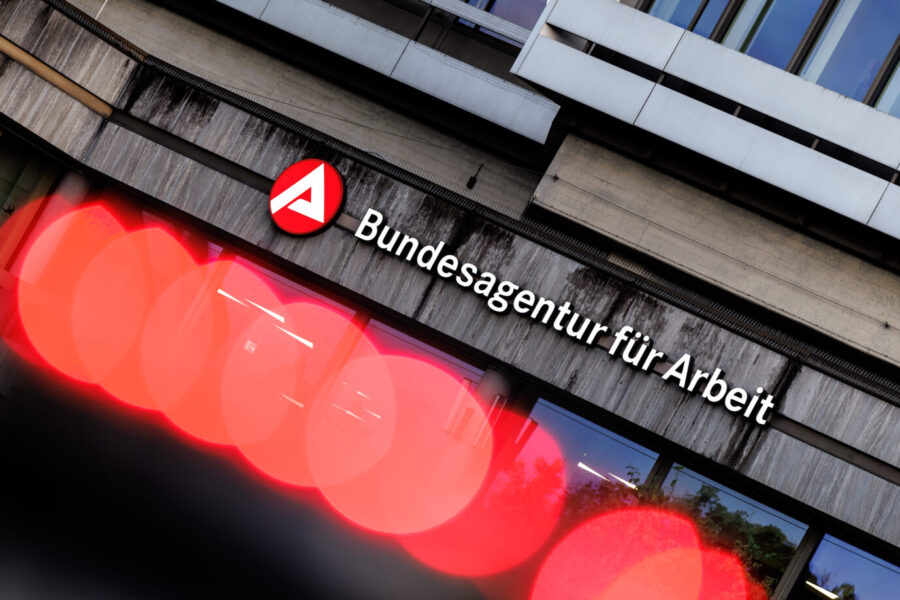 Gebäude der Bundesagentur für Arbeit mit rotem Logo. Thema des Artikels ist die geringe Vermittlungsbilanz bei der Anwerbung ausländischer Fachkräfte. Sitz der Bundesagentur für Arbeit in Nürnberg: 2024 flossen mehr als vier Millionen Euro in Programme zur Anwerbung ausländischer Fachkräfte. Foto: picture alliance / dpa | Matthias Balk