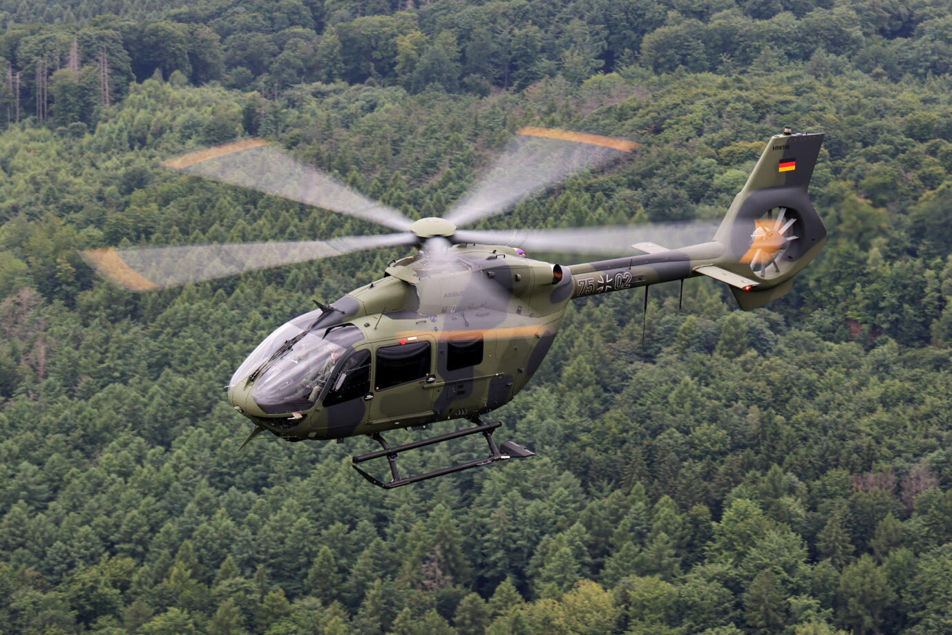 Airbus Helikopter H145LKH des Internationalen Hubschrauberausbildungszentrums in Bückeburg während einer Fotomission. Die deutsche Waffenindustrie verlangt aktuell nach mehr Aufträgen.