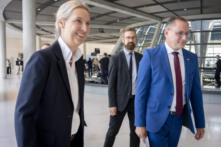 Die Beliebtheitswerte der AfD-Parteichefs Alice Weidel und Tino Chrupalla hinken denen ihrer Partei hinterher.