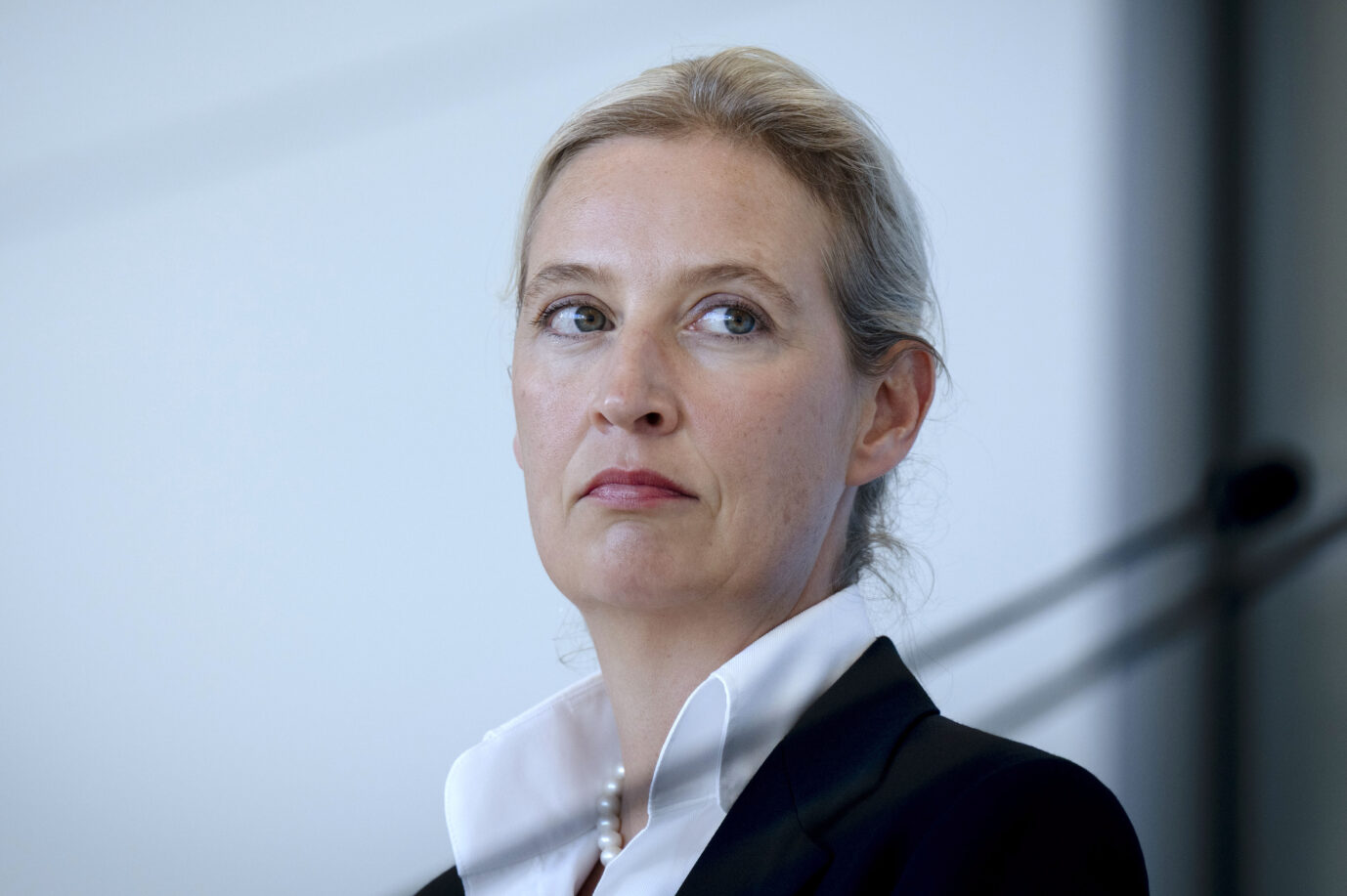 Alice Weidel in Nahaufnahme mit entschlossenem Blick. Die AfD-Vorsitzende läßt die Weimer Media Group abmahnen, weil deren Portal The European ihre Texte ohne Zustimmung veröffentlicht haben soll. Alice Weidel im Bundestag: Die AfD-Vorsitzende ließ über die Kanzlei Höcker die Weimer Media Group abmahnen. Foto: picture alliance / Geisler-Fotopress | Bernd Elmenthaler/Geisler-Fotopr