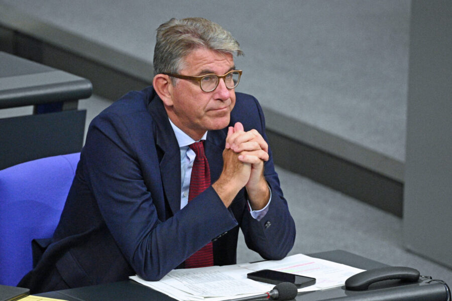 Ein Mann im blauen Anzug und roter Krawatte sitzt mit gefalteten Händen im Bundestag. Es ist Kulturstaatsminister Wolfram Weimer, dessen Portal The European wegen ungekennzeichneter Textübernahmen in der Kritik steht. Wolfram Weimer im Bundestag: Der Kulturstaatsminister steht wegen seines Verlags The European weiter in der Kritik. Foto: picture alliance/dpa | Helena Dolderer