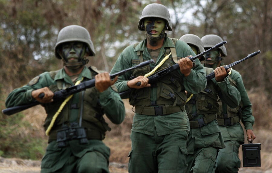 In Venezuela ruft das Maduro-Regime verstärkt seine Milizen und neue Rekruten zu den Waffen wegen der Spannungen mit den USA.