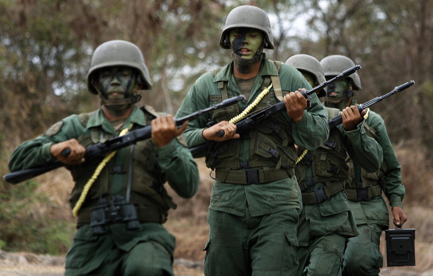 In Venezuela ruft das Maduro-Regime verstärkt seine Milizen und neue Rekruten zu den Waffen wegen der Spannungen mit den USA.