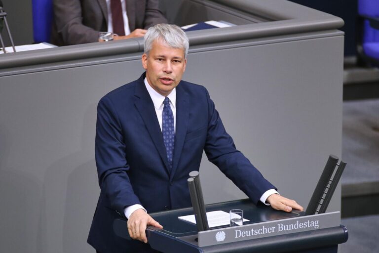 Der Parlamentarische Geschäftsführer der Unionsfraktion, Steffen Bilger (CDU): Es gebe in Deutschland „bestimmte Plätze, wo man sich nicht mehr sicher fühlen kann“