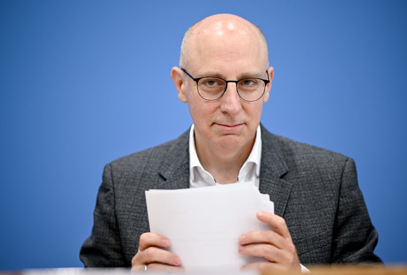 Präsident des Bundesamtes für Verfassungsschutz, Sinan Selen: „Die Ansprache reduziert sich nicht auf einzelne Personen oder Parteien.“ Hintergrund sind Vorwürfe des SPD-Innenministers Georg Maier, AfD betreibe mit ihren parlamentarischen Anfragen Spionage für Rußland. (Themenbild)