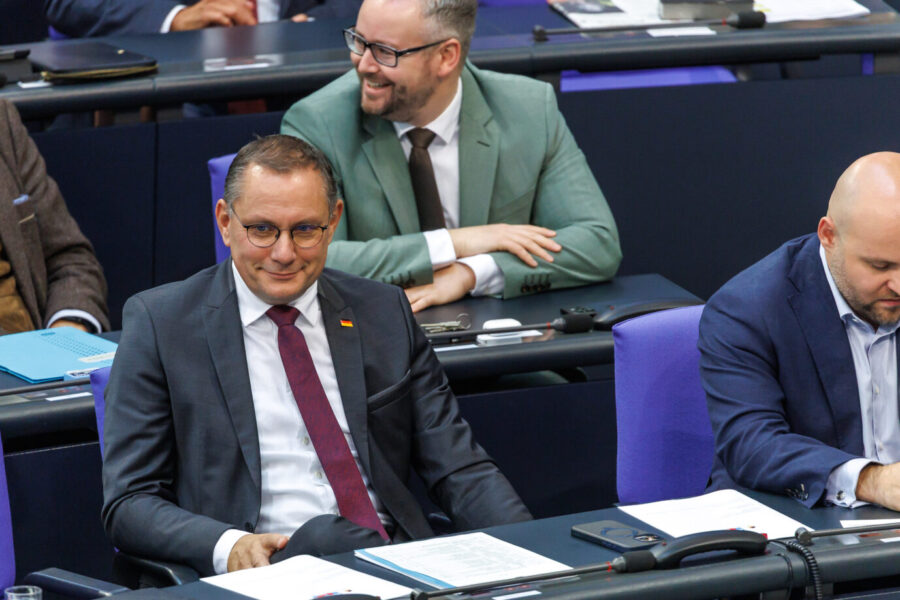 Tino Chrupalla (l): Der Fraktionschef hat gut lachen. Foto: picture alliance / Andreas Gora | Andreas Gora Beim Thema Wehrpflicht könnte er sich durchsetzen