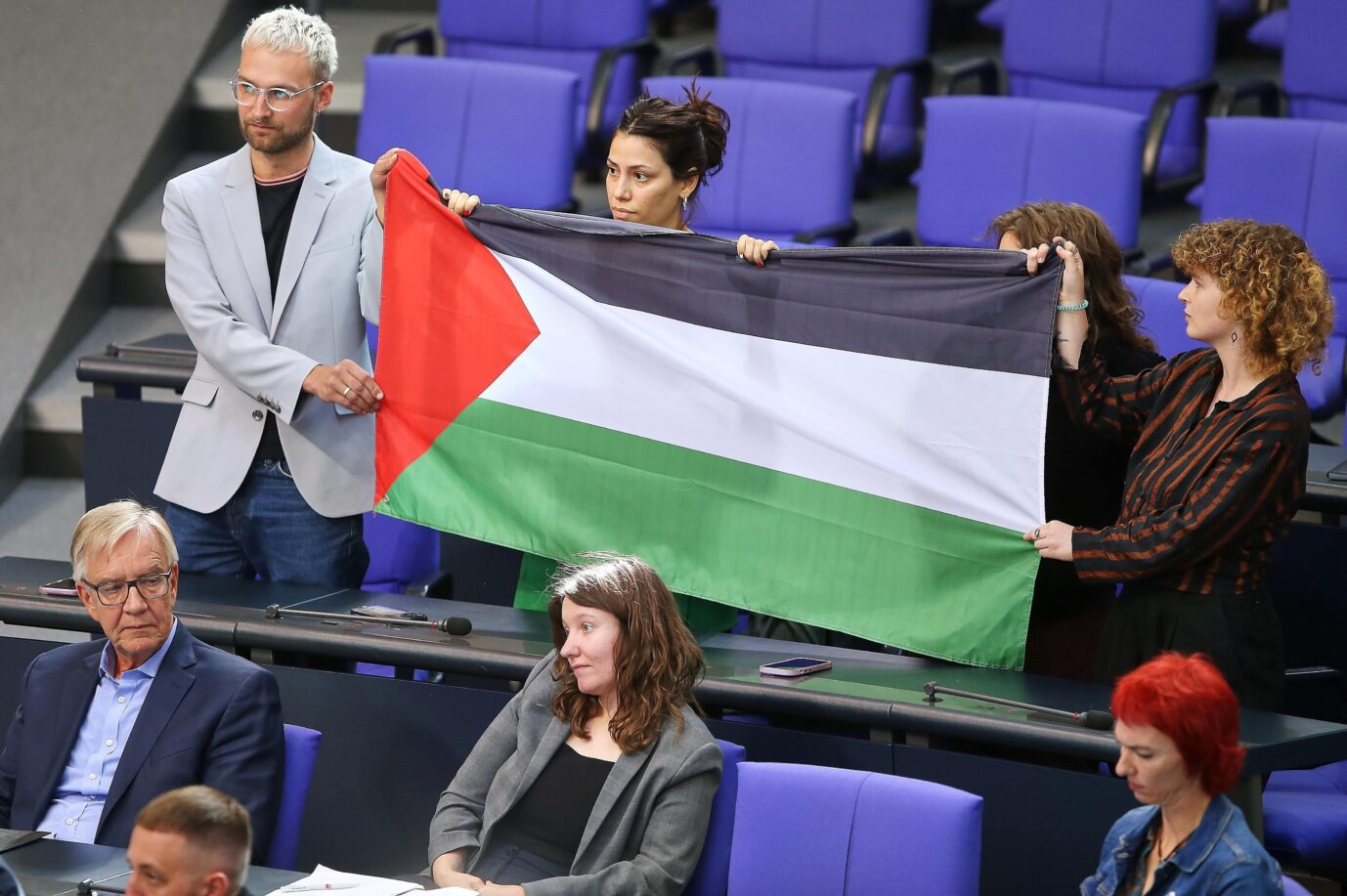 Angst vor dem 7. Oktober: Linken-Abgeordnete zeigen am 24. September im Bundestag die Palästina-Fahne.