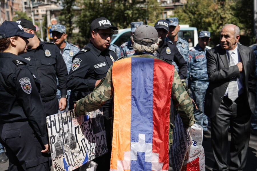 Protest in den Farben der verloren gegangenen Republik Bergkarabach gegen die Preisgabe des Bergrückens. Foto: picture alliance / ZUMAPRESS.com | Alexander Patrin