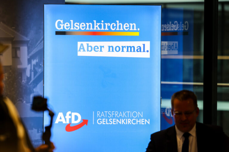 Ein Werbeschild der AfD steht am Wahlabend in einem Raum im Gelsenkirchener Rathaus. Foto: picture alliance/dpa | Christoph Reichwein