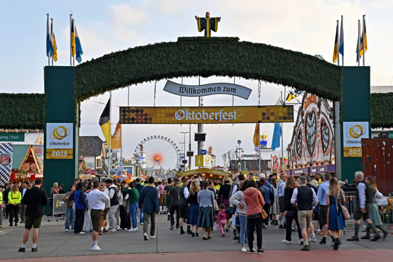 Das Oktoberfest bleibt wegen einer Bombendrohung heute mindestens bis 17 Uhr gesperrt.
