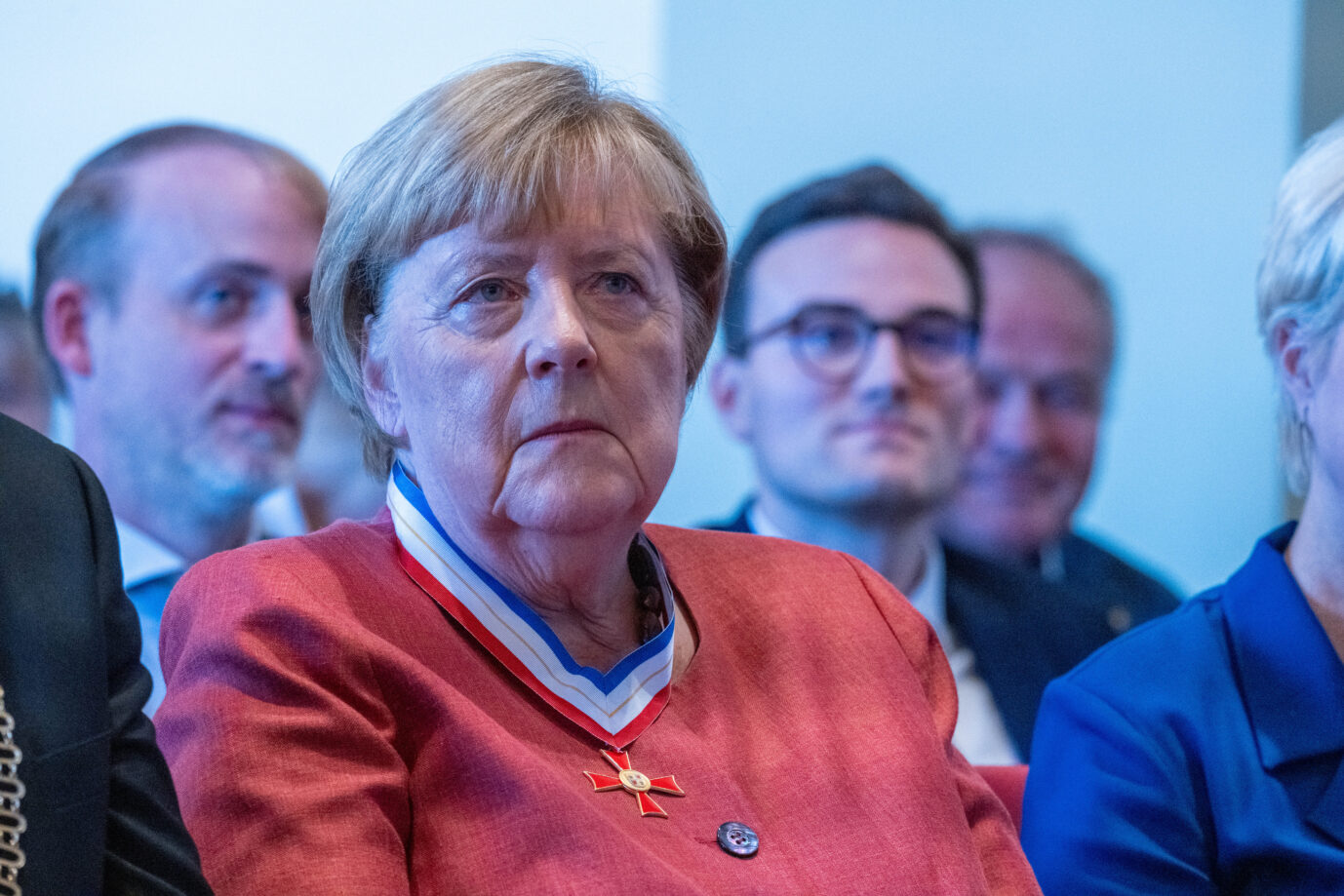 Angela Merkel (CDU), ehemalige Bundeskanzlerin, sitzt nach der Verleihung des Verdienstorden des Bundesland Mecklenburg-Vorpommern im. Rathaus.