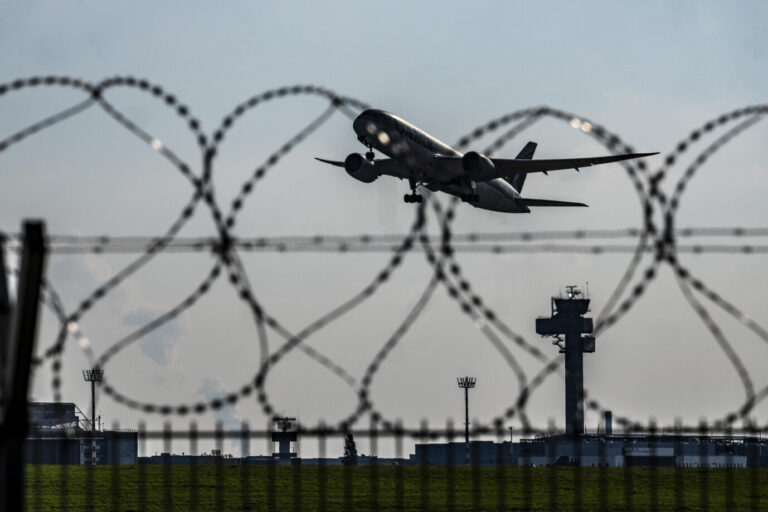Das Foto zeigt ein Flugzeug hinter einem Stacheldraht und soll die Ausreise von kriminellen Ausländern symbolisieren.