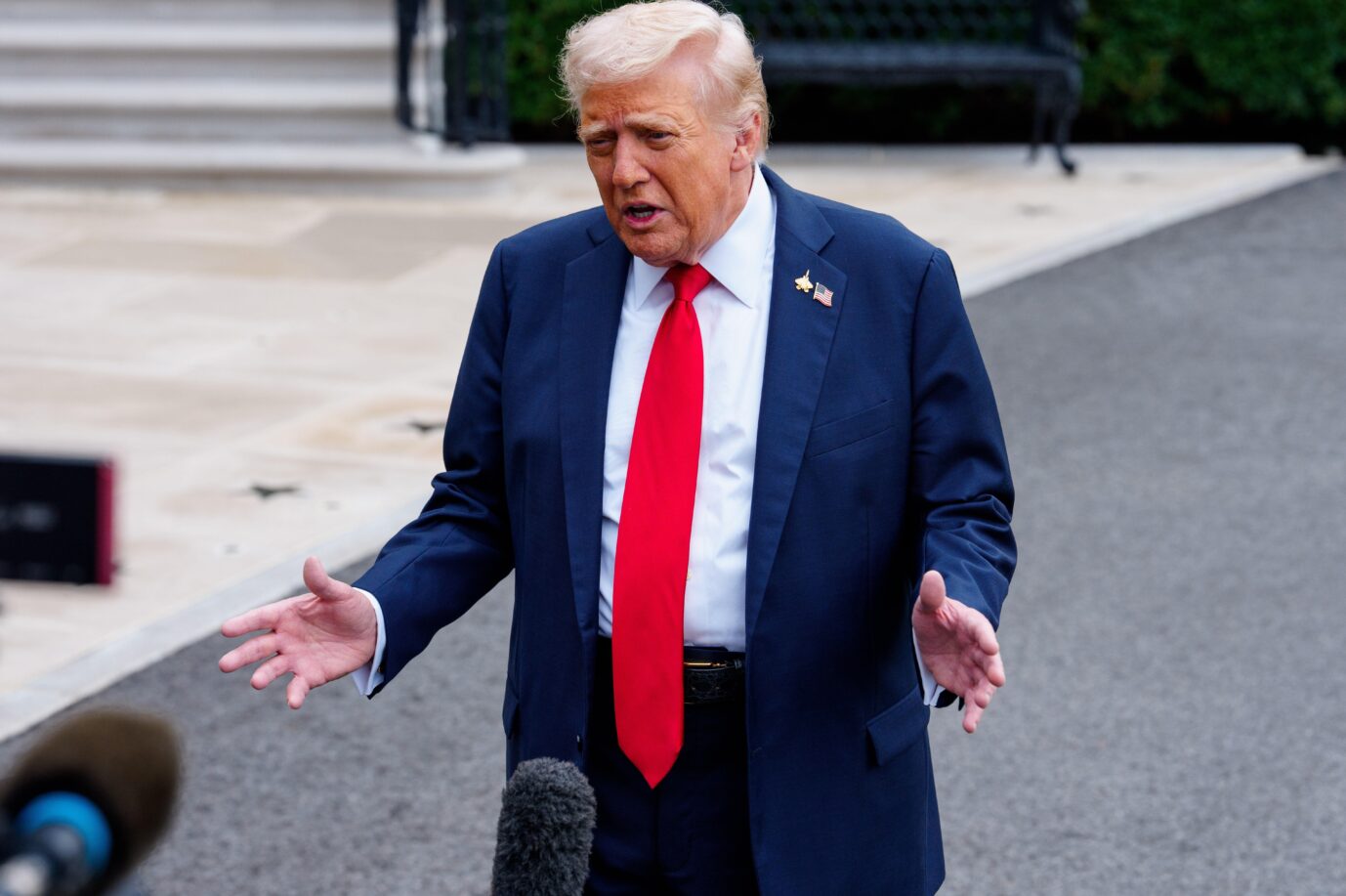 US-Präsident Donald Trump spricht am Nachmittag mit Journalisten über den sich andeutenden „Shutdown“.