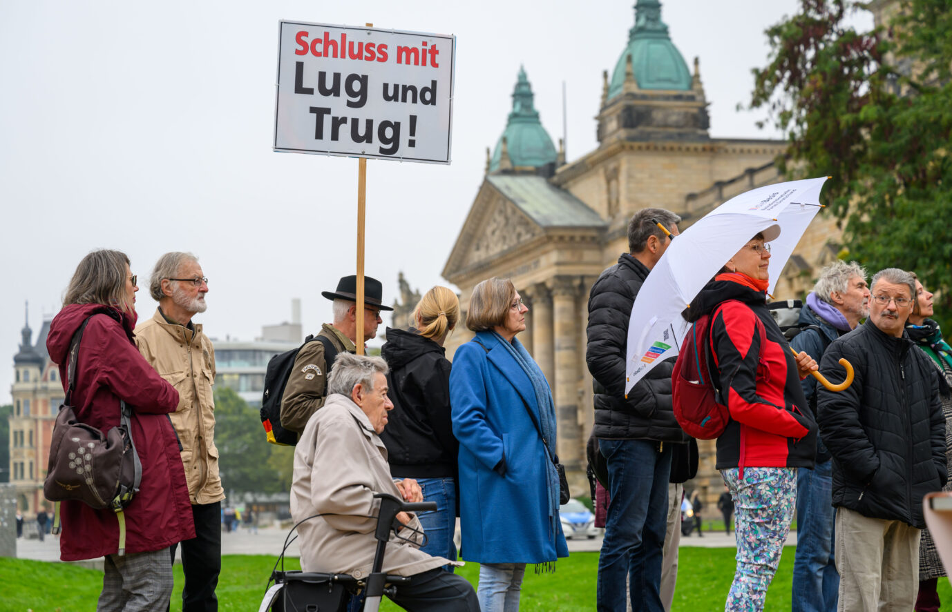 Während das Bundesverwaltungsgericht verhandelte, demonstrierten vor dem Gebäude Menschen gegen den Rundfunkbeitrag.