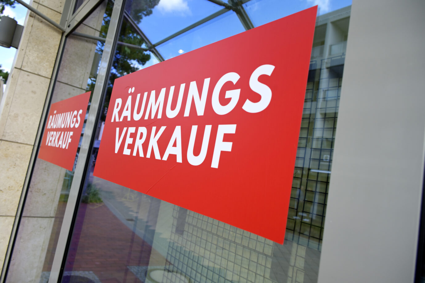 Schild Räumungsverkauf in einem Schaufenster, Symbolfoto Konkurs, Insolvenz.