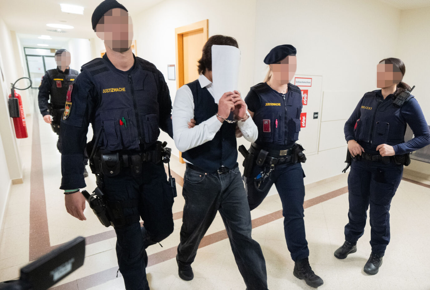 Migranten. Der Haupttäter, zur Tatzeit erst 14 Jahre alt, wurde zu einer langen Haftstrafe verurteilt. Foto: picture alliance / GEORG HOCHMUTH / APA /