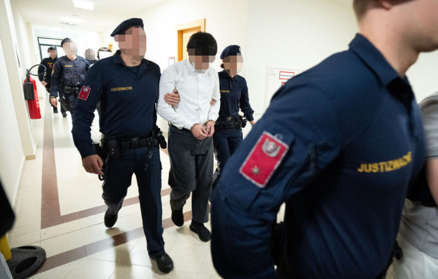 Lehrerin. Sieben Mitglieder einer Jugendbande müssen sich in Wien gegen schwere Vorwürfe verantworten. Foto: picture alliance / GEORG HOCHMUTH / APA /