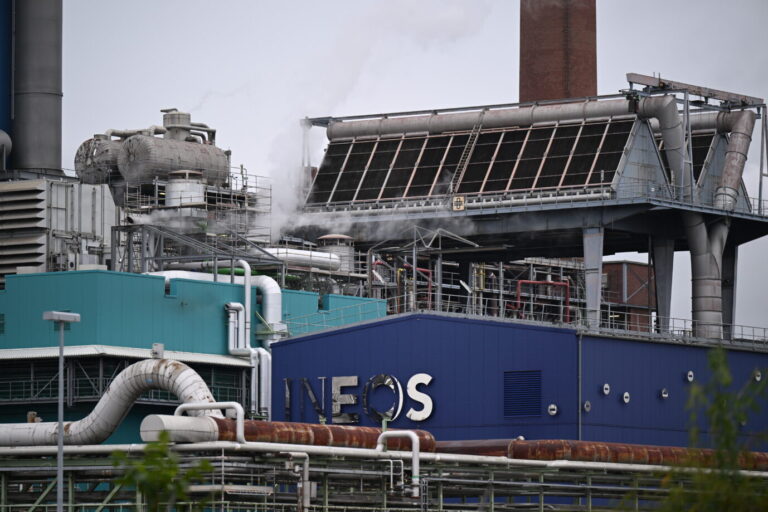 Eine Produktionsanlage des Unternehmens Ineos am Kölner Stadtrand zu sehen. Das Unternehmen schließt zwei Standorte in Rheinberg (NRW). Foto: picture alliance/dpa | Wolf von Dewitz