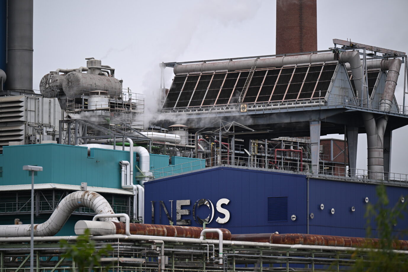 Eine Produktionsanlage des Unternehmens Ineos am Kölner Stadtrand zu sehen. Das Unternehmen schließt zwei Standorte in Rheinberg (NRW). Foto: picture alliance/dpa | Wolf von Dewitz