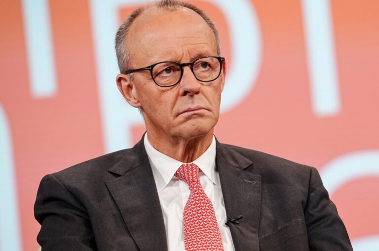 Bundeskanzler Friedrich Merz hat keine guten Nachrichten für Arbeitgeber und Arbeitnehmer.