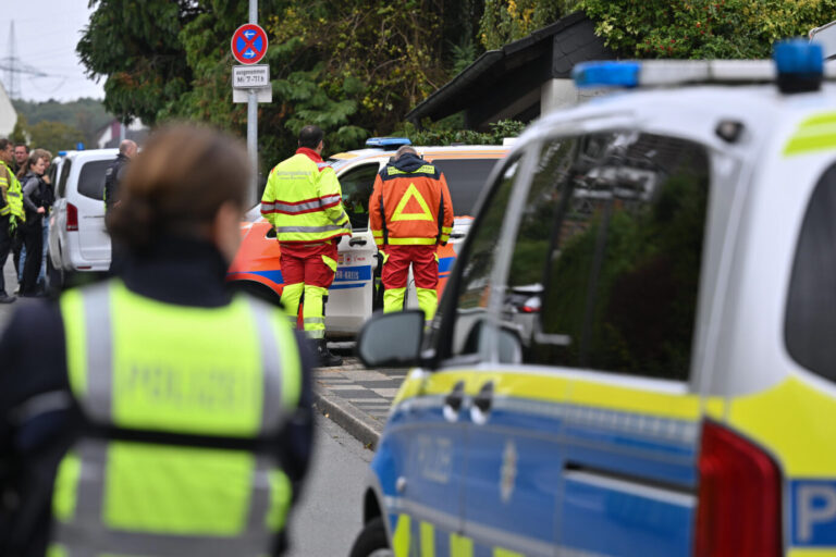 Polizei, Feuerwehr und Rettungsdienst stehen auf einer Straße. Die neu gewählte Bürgermeisterin von Herdecke, Iris Stalzer (SPD), ist lebensgefährlich verletzt in ihrer Wohnung gefunden worden. Sie habe mehrere Messerstiche erlitten, hieß es aus Sicherheitskreisen.