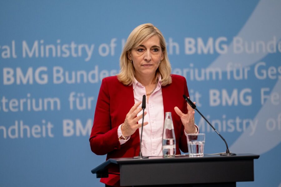 Nina Warken (CDU), Bundesgesundheitsministerin, spricht auf einer Pressekonferenz zum Krankenhausreformanpassungsgesetz und dem Gesetzentwurf zur Änderung des Medizinal-Cannabisgesetzes. Sie will künftig gesetzlich Versicherte stärker zur Kasse bitten.
