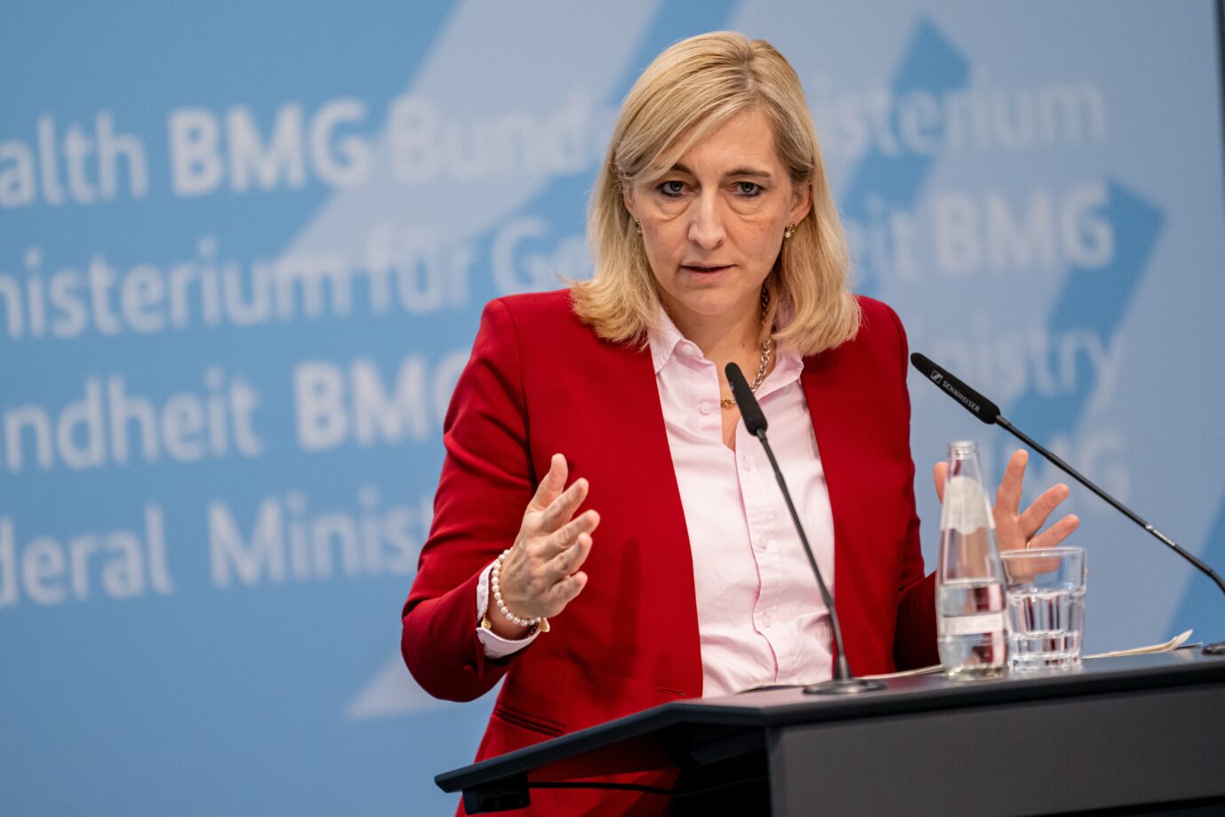 Frauen. Stellt sich in der Stadtbild-Debatte an die Seite des Kanzlers: Bundesgesundheitsministerin Nina Warken (CDU). Foto: picture alliance/dpa | Fabian Sommer